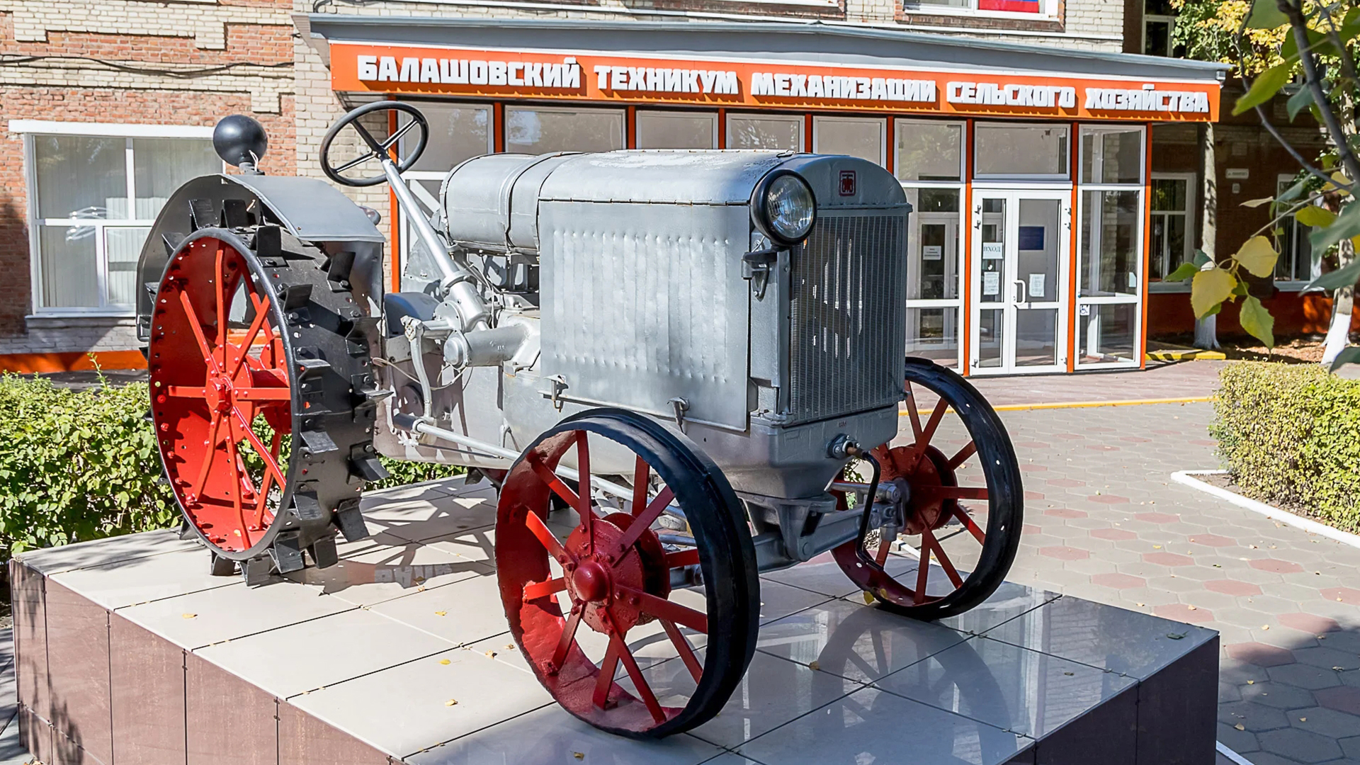 Трактор Сталинградского тракторного завода — символ советской  коллективизации